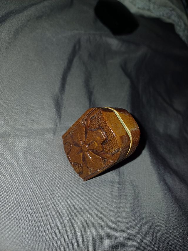 Díptico religioso em madeira em miniatura