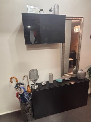 Mueble recibidor marrón y plateado