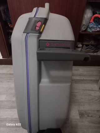 Maleta de viaje gris con ruedas 