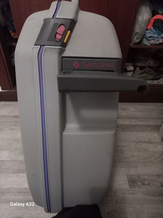 Maleta de viaje gris con ruedas 