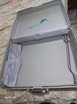 Maleta de viaje gris con ruedas 