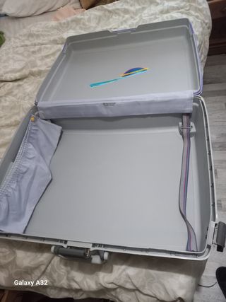 Maleta de viaje gris con ruedas 