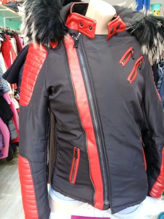 Chaqueta Biker Negra y Roja con Capucha