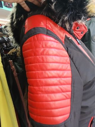 Chaqueta Biker Negra y Roja con Capucha