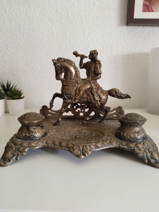 Escribanía antigua de bronce con figura ecuestre
