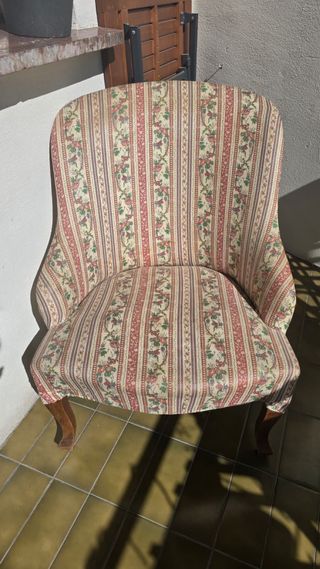 Butaca antigua de tela y madera