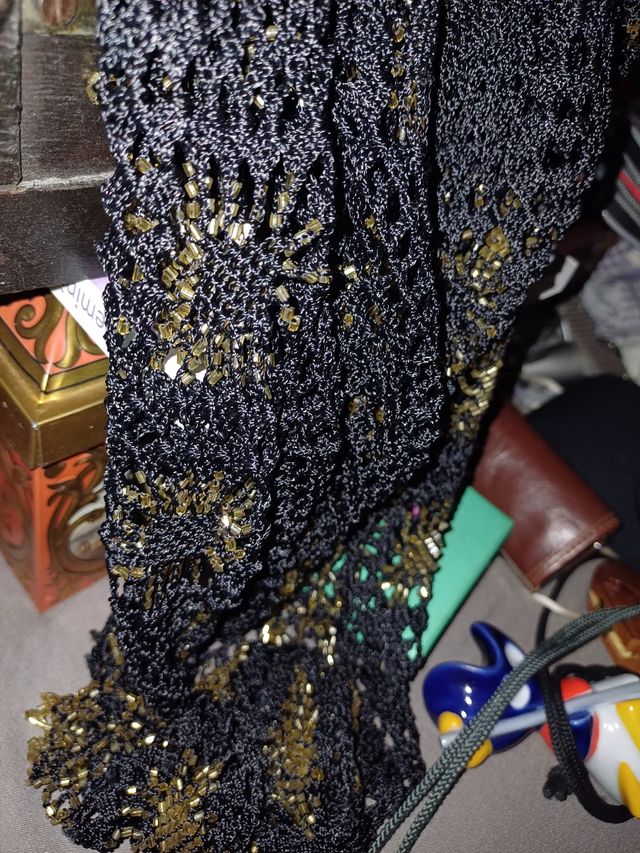 Manto de ganchillo negro y dorado