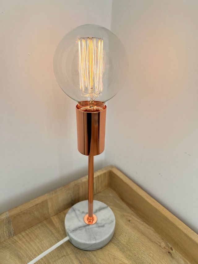 Candeeiro de mesa em mármore e cobre com lâmpada