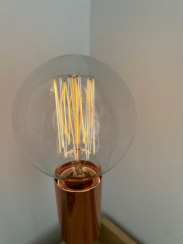 Candeeiro de mesa em mármore e cobre com lâmpada