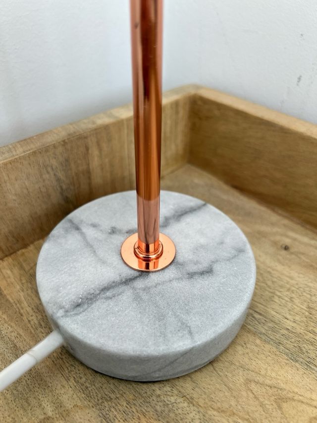 Candeeiro de mesa em mármore e cobre com lâmpada