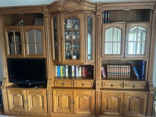 Mueble de salón de madera y cristal