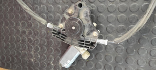 Motor elevalunas delantero izquierdo 82002098 (AG