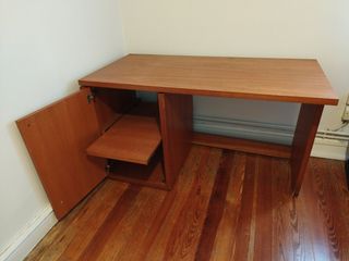Mesa de madera con balda extraíble