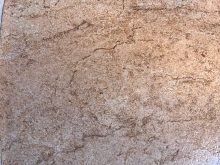 Azulejo beige con vetas marrones