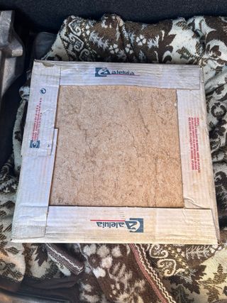 Azulejo beige con vetas marrones