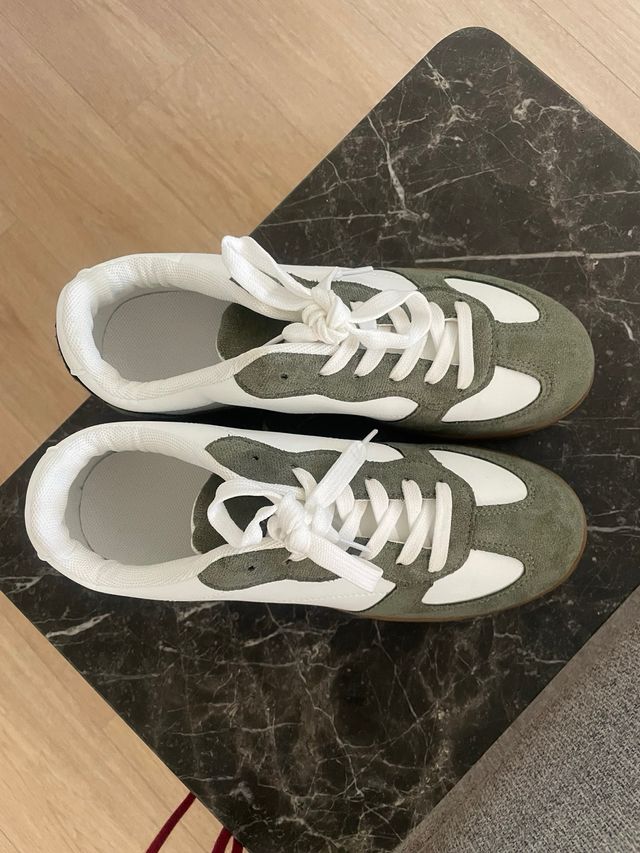 Zapatillas deportivas verde oliva y blancas