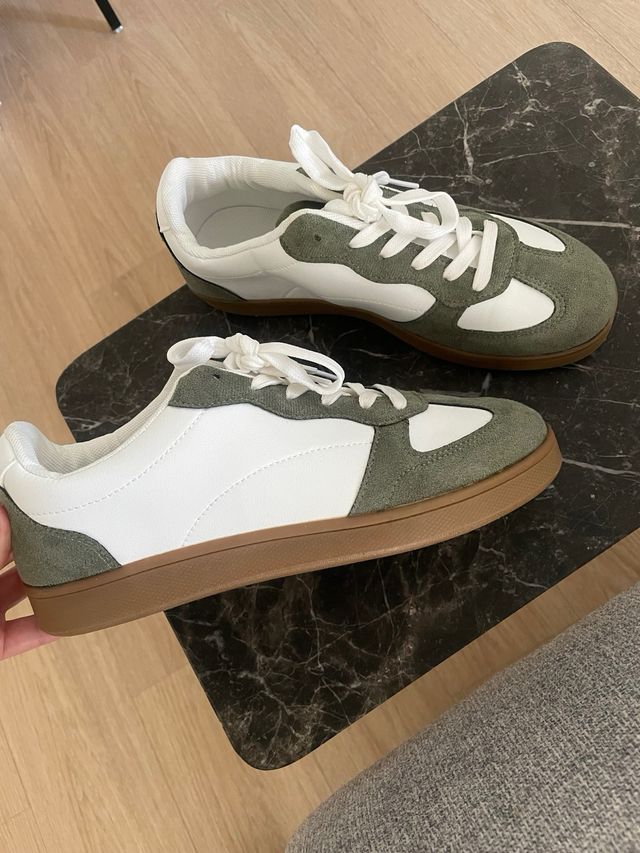 Zapatillas deportivas verde oliva y blancas