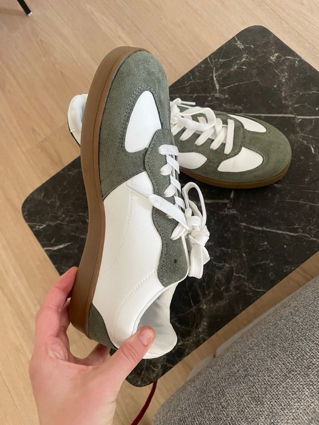 Zapatillas deportivas verde oliva y blancas