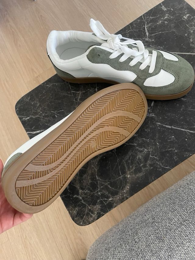 Zapatillas deportivas verde oliva y blancas