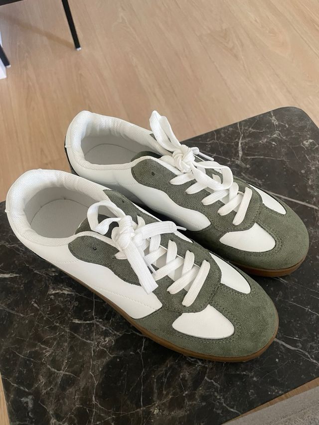 Zapatillas deportivas verde oliva y blancas
