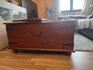 Baúl madera maciza herrajes hierro forjado
