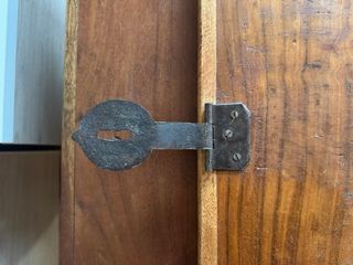 Baúl madera maciza herrajes hierro forjado