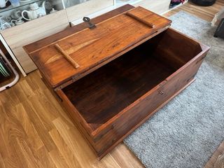 Baúl madera maciza herrajes hierro forjado