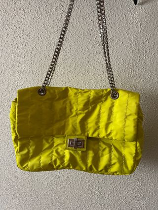 Bolso amarillo con cadena