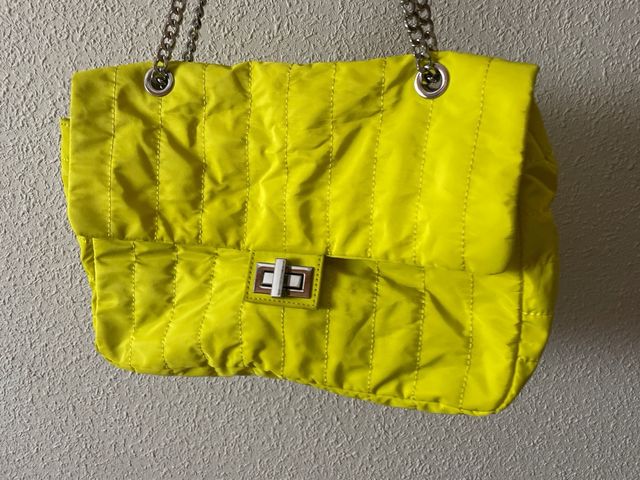 Bolso amarillo con cadena