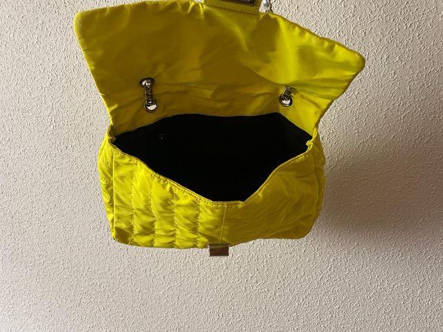 Bolso amarillo con cadena