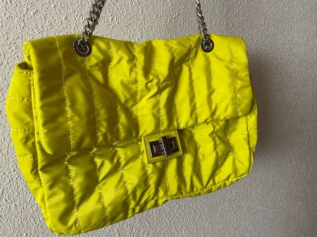 Bolso amarillo con cadena