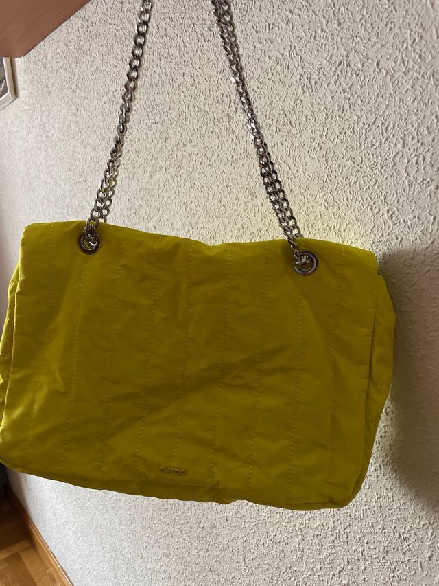 Bolso amarillo con cadena