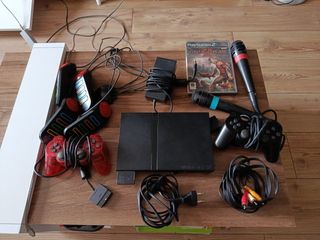 PlayStation 2 con accesorios Buzz y microfonos