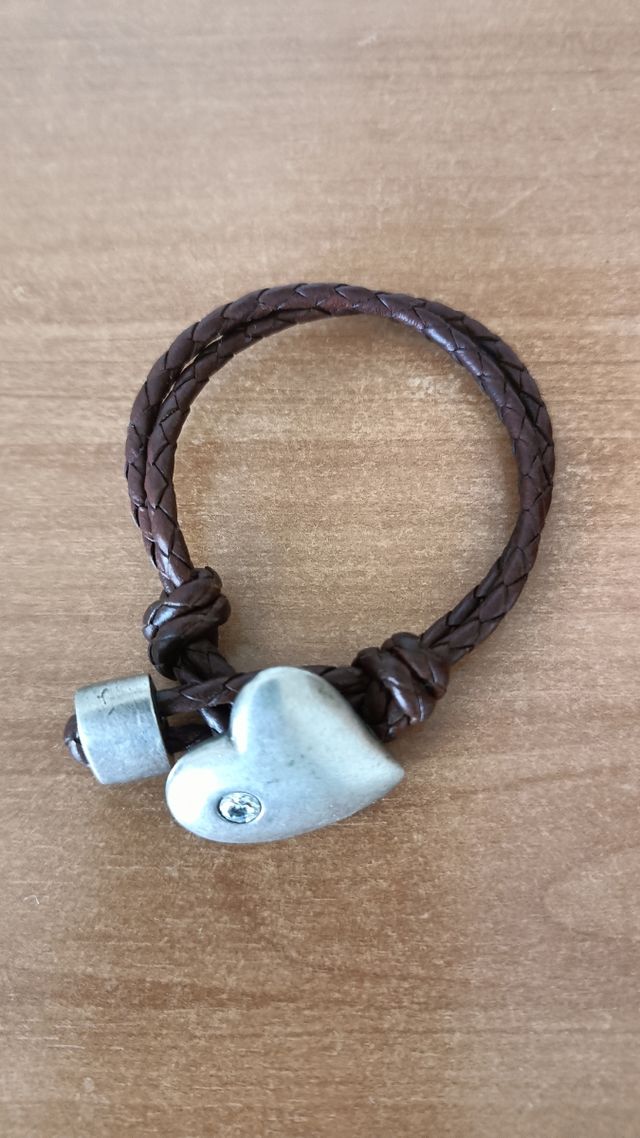 Pulsera de cuero trenzado con corazón y detalle pl