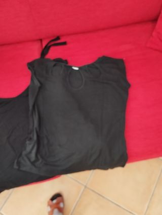 Maglietta nera con scollo a V