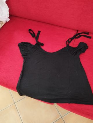 Maglietta nera con scollo a V