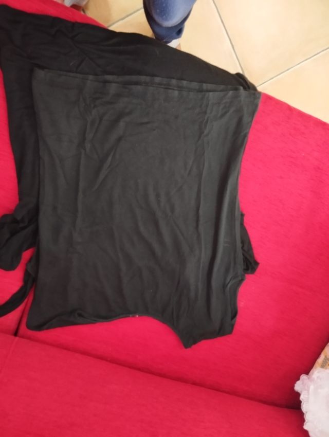 Maglietta nera con scollo a V