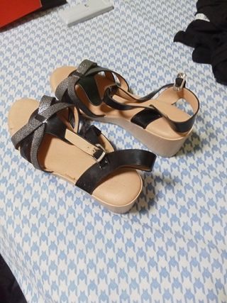 Sandalias de cuña negras y doradas