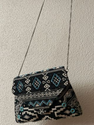 Bolso de mano con cadena plateada