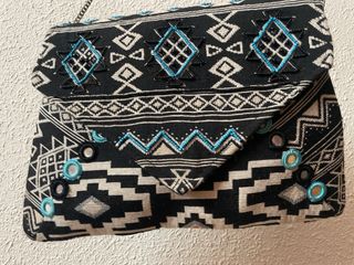 Bolso de mano con cadena plateada