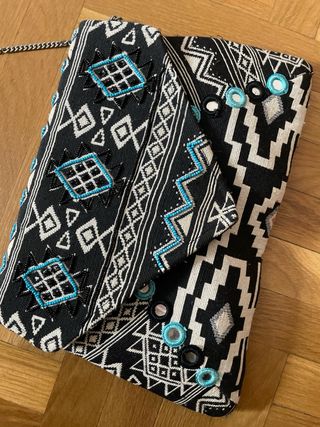 Bolso de mano con cadena plateada