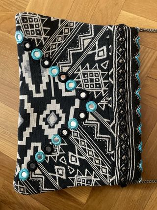 Bolso de mano con cadena plateada