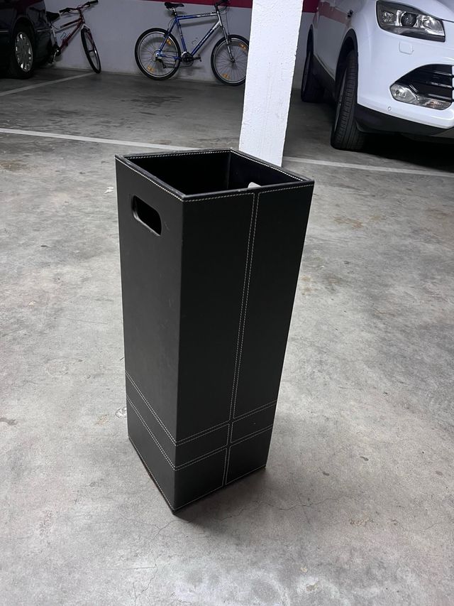 Paragüero negro con costuras blancas