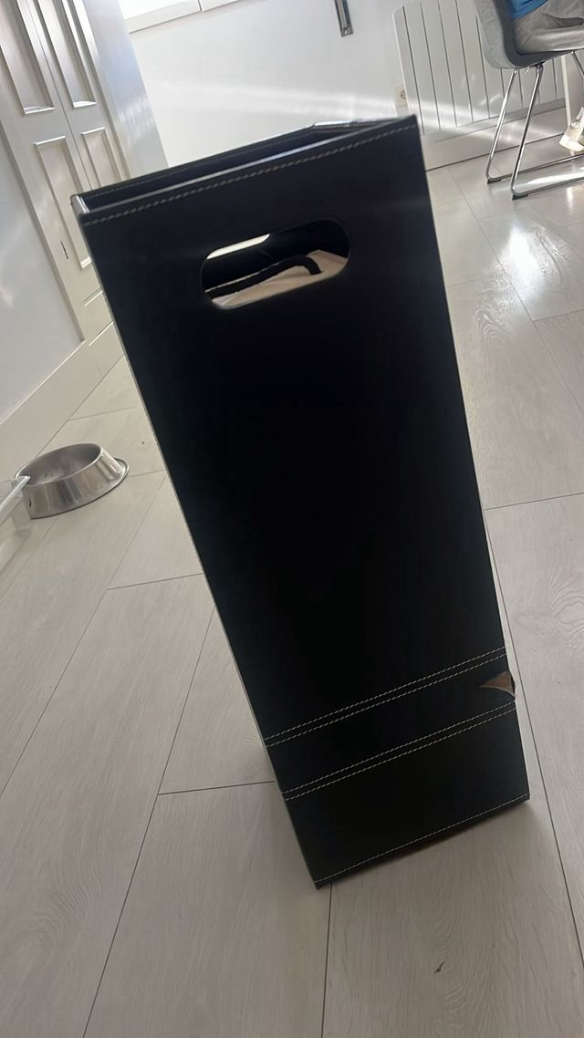 Paragüero negro con costuras blancas