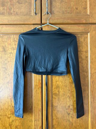 Top negro manga larga de piel/cuero crop