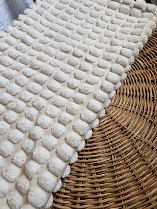 Cojín IKEA beige y blanco texturizado