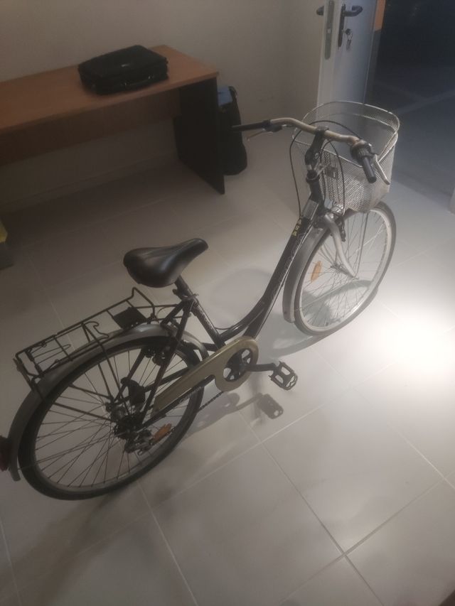 Bicicleta urbana con cesta