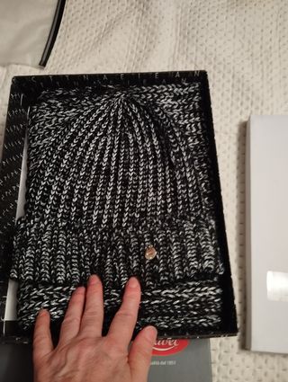 Berretto e sciarpa neri e argento