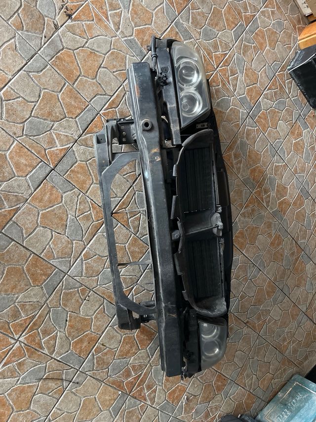 Frente BMW E90/E91 con faros xenón