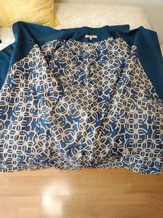 Gabardina azul petróleo